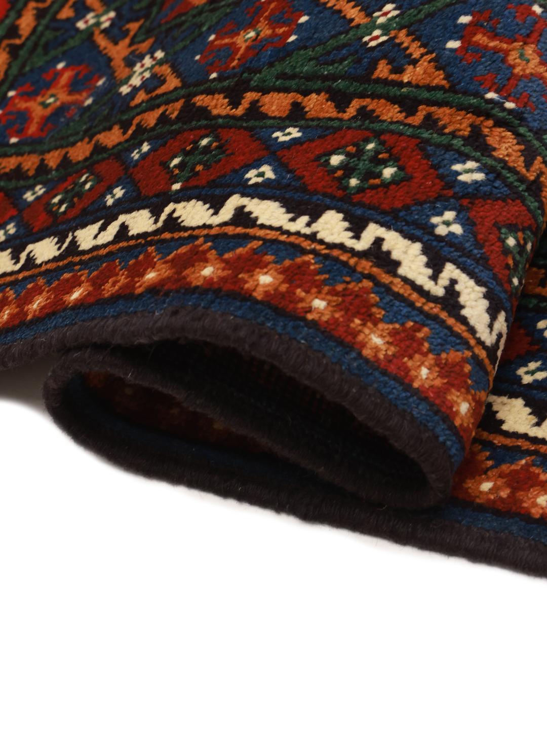 Handgeknoopt Afghan tapijt met een blauw veld en traditionele motieven