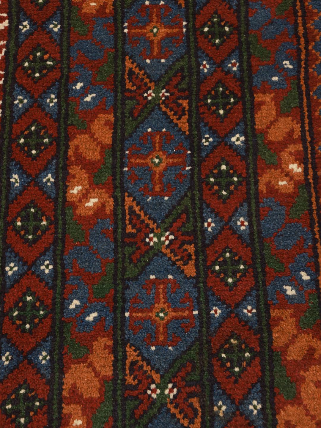 Håndknyttet Afghan Akhche-tæppe med en dybgrøn flade og traditionelle geometriske motiver.