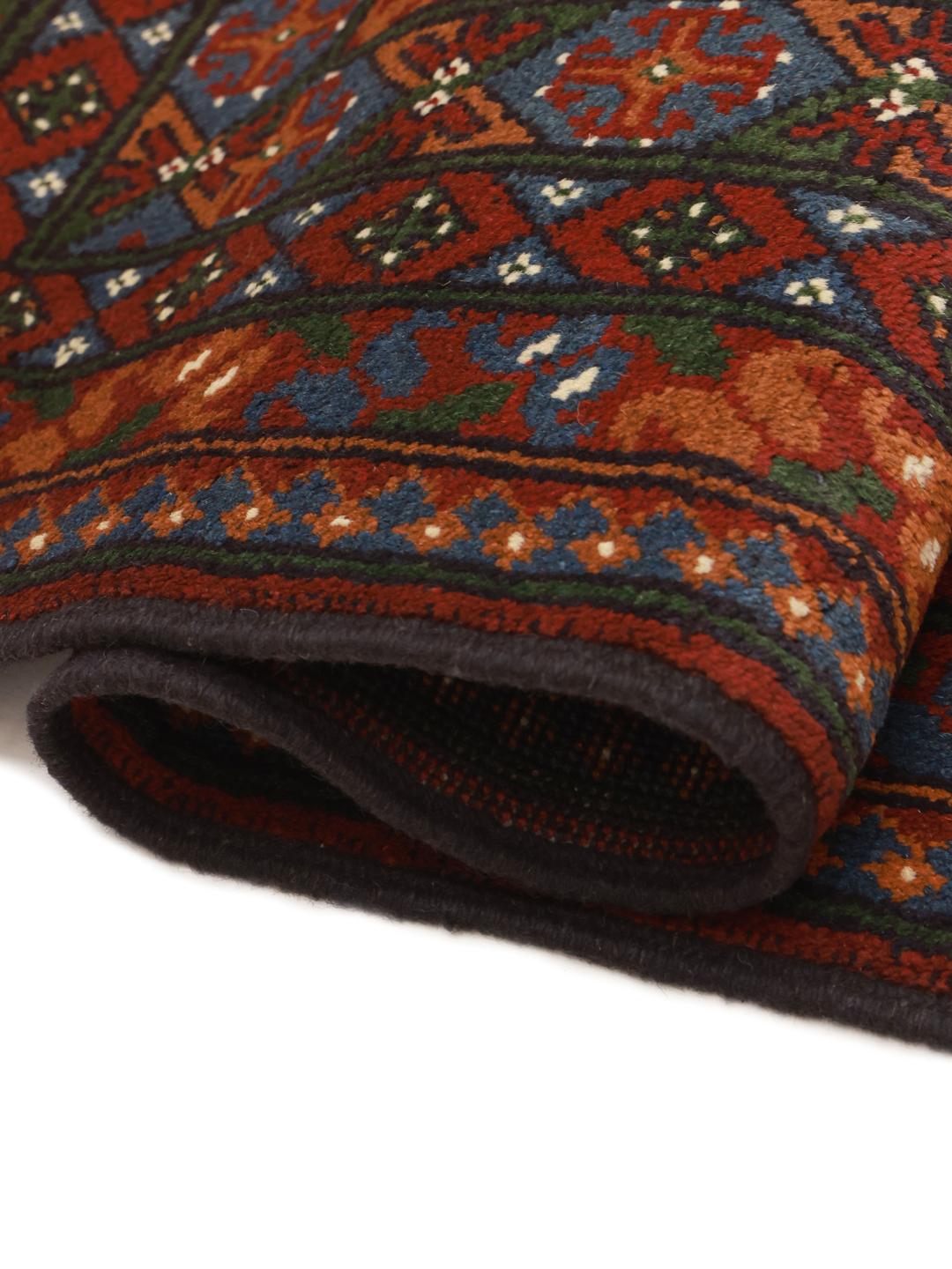 Håndknyttet Afghan Akhche-tæppe med en dybgrøn flade og traditionelle geometriske motiver.