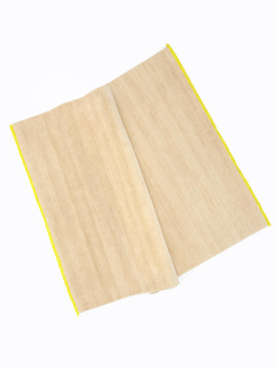 Tapis en laine beige avec des détails de franges jaunes éclatantes