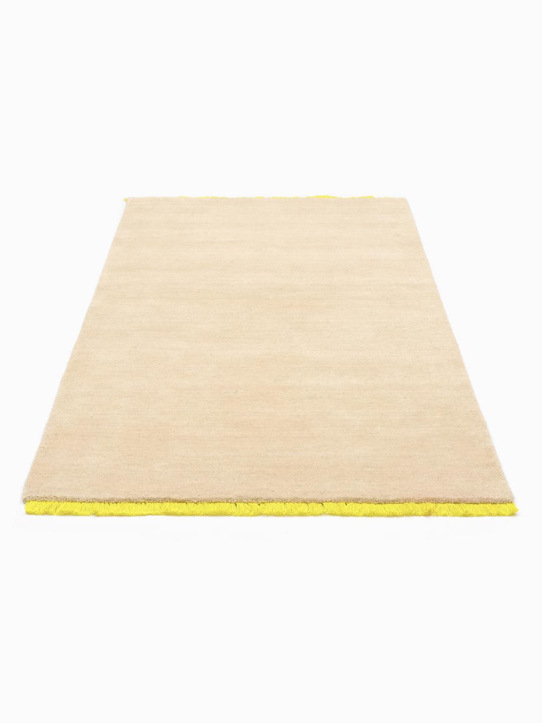 Beige wollen tapijt met levendige gele franjes