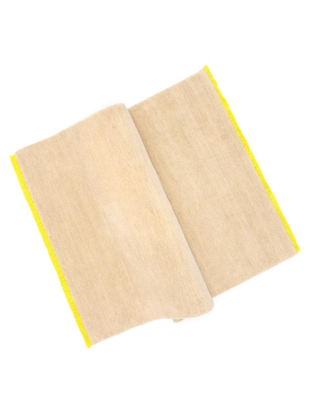 Beige wollen tapijt met levendige gele franjes