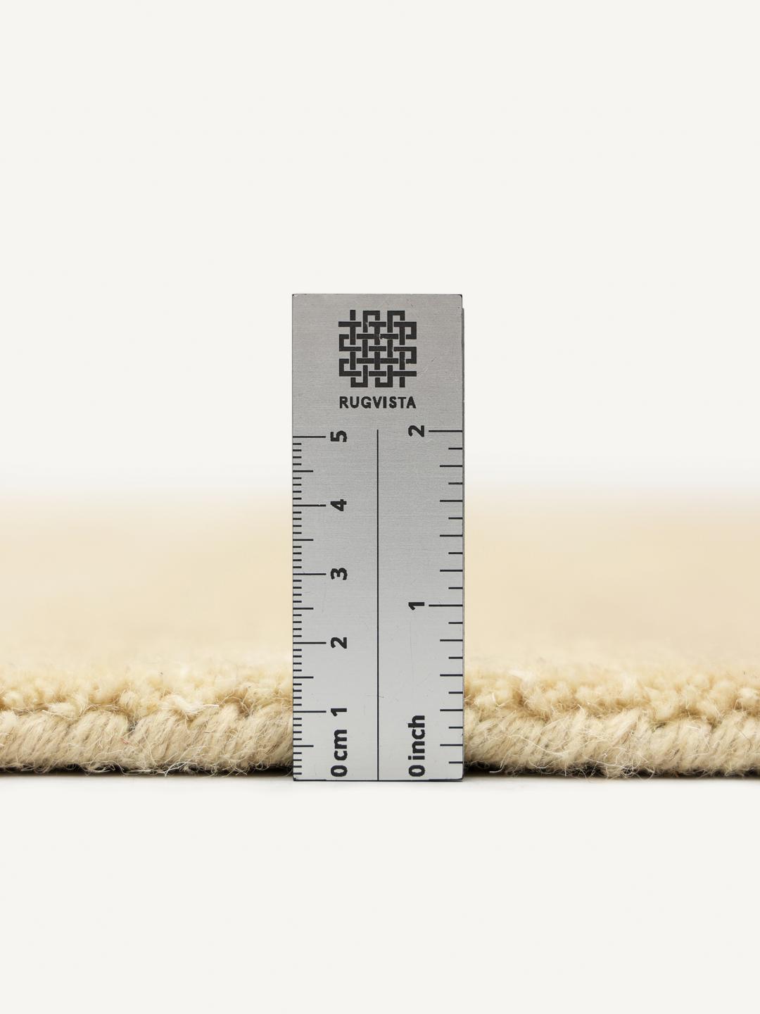 Beige wollen tapijt met levendige gele franjes