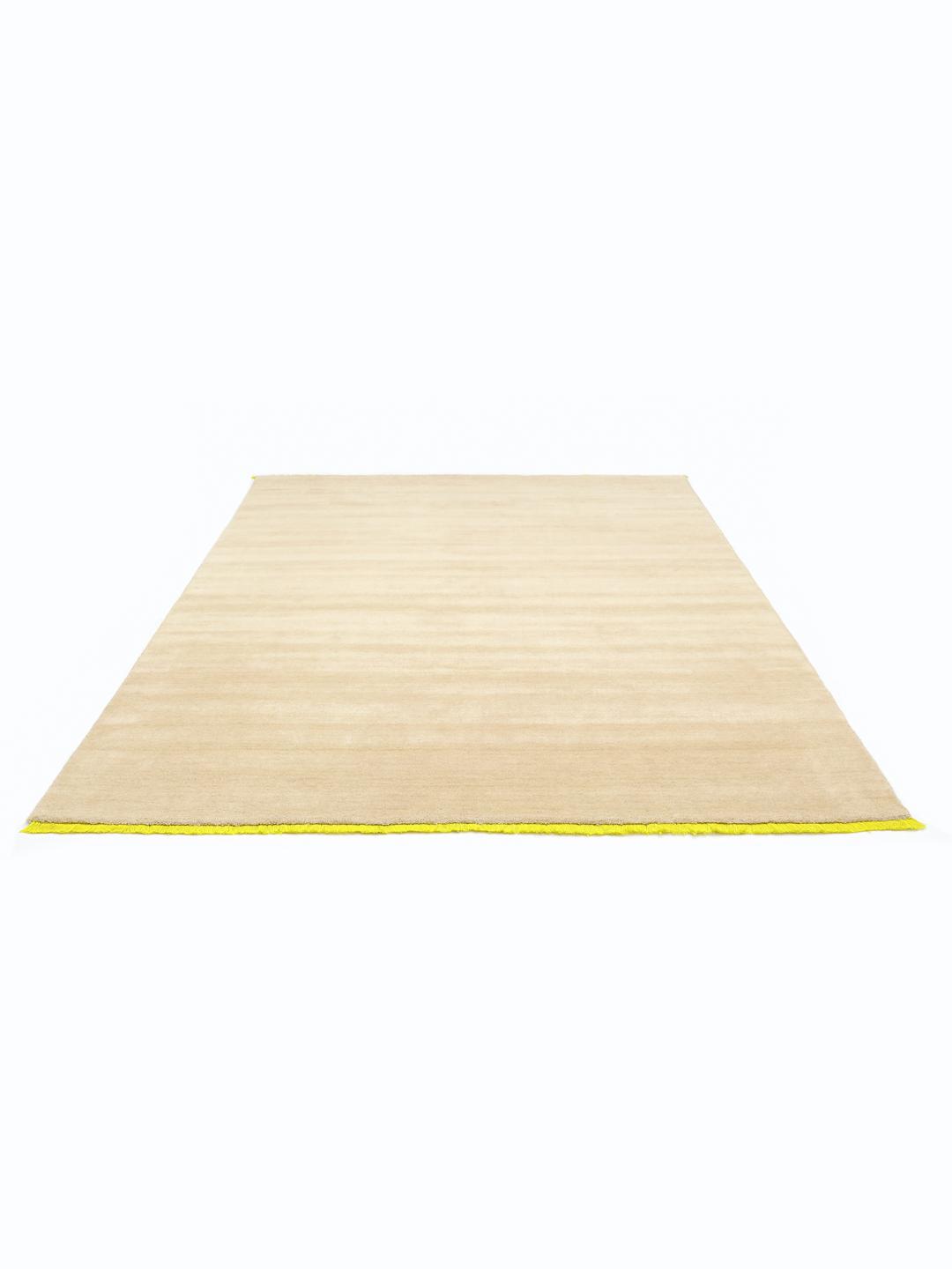 Beige wollen tapijt met levendige gele franjes