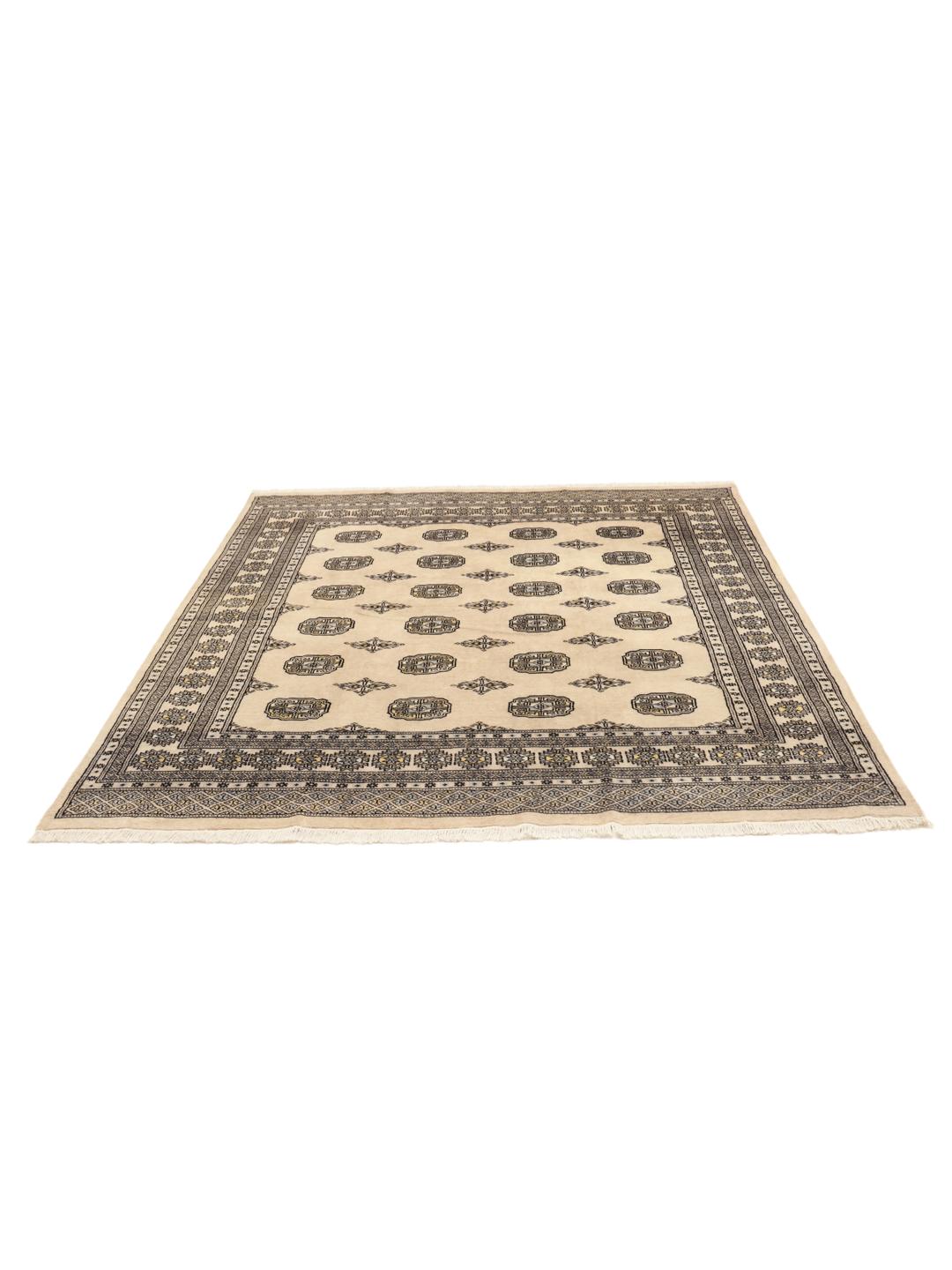 Een vierkant, handgeknoopt Pakistan Bokhara tapijt in beige wol met donkere geometrische motieven.