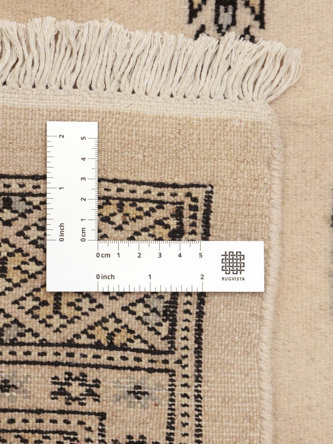 Een vierkant, handgeknoopt Pakistan Bokhara tapijt in beige wol met donkere geometrische motieven.