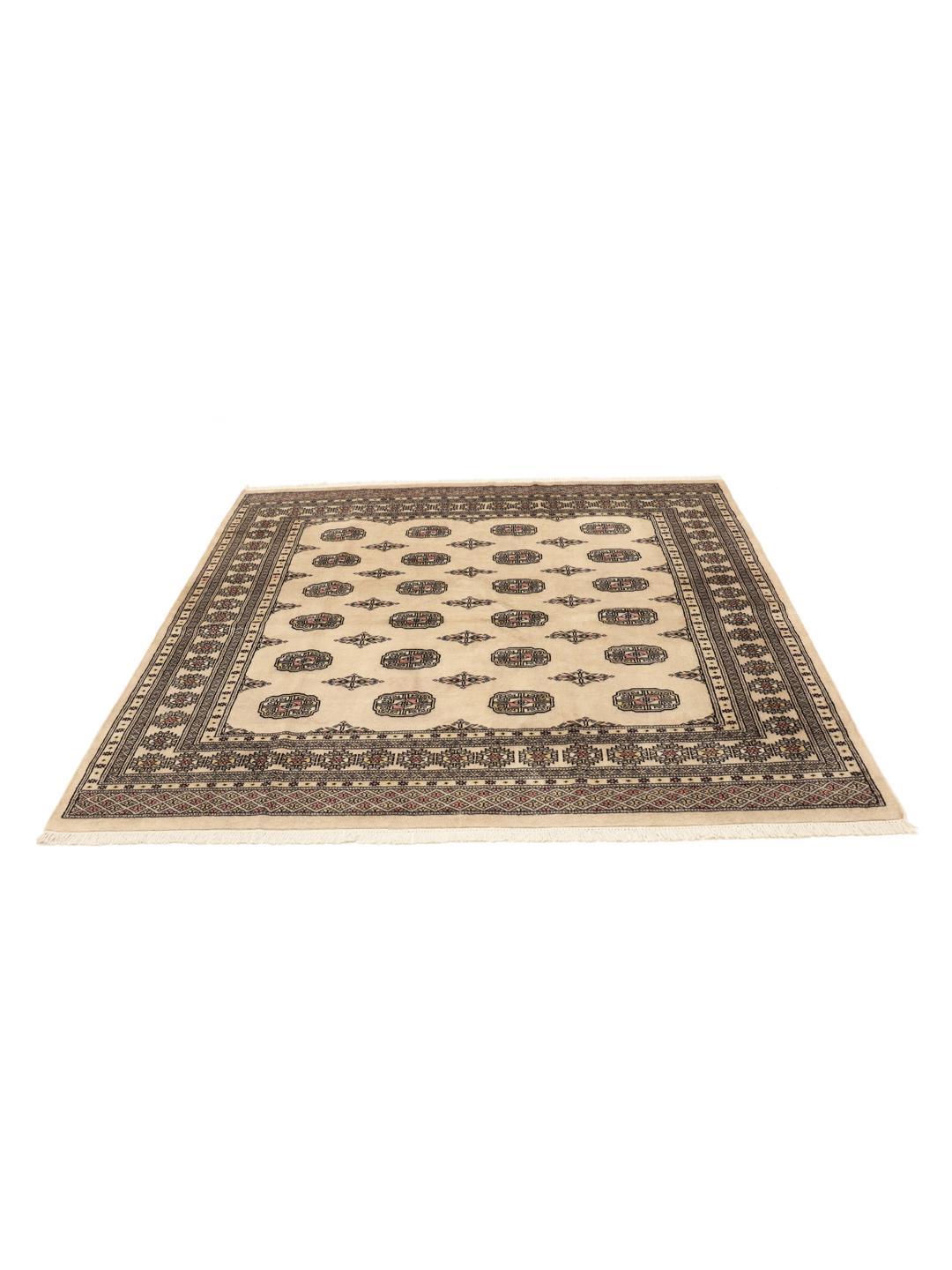Håndknyttet kvadratisk Pakistan Bokhara 2ply tæppe i beige med traditionelle gul-motiver.
