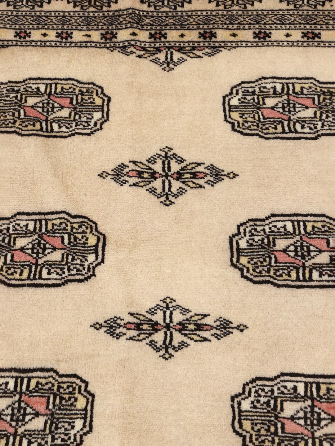 Håndknyttet kvadratisk Pakistan Bokhara 2ply tæppe i beige med traditionelle gul-motiver.