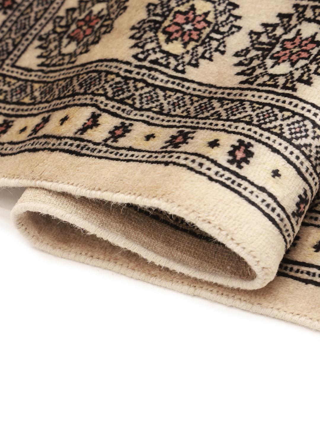 Håndknyttet kvadratisk Pakistan Bokhara 2ply tæppe i beige med traditionelle gul-motiver.