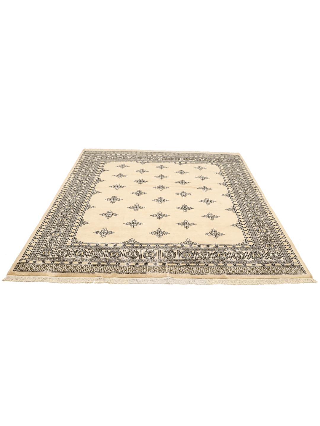 Een vierkant Pakistan Bokhara 2ply tapijt in beige met een traditioneel geometrisch patroon