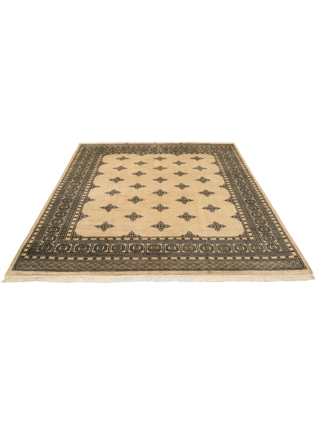 Een vierkant Pakistan Bokhara 2ply tapijt in beige met een traditioneel geometrisch patroon