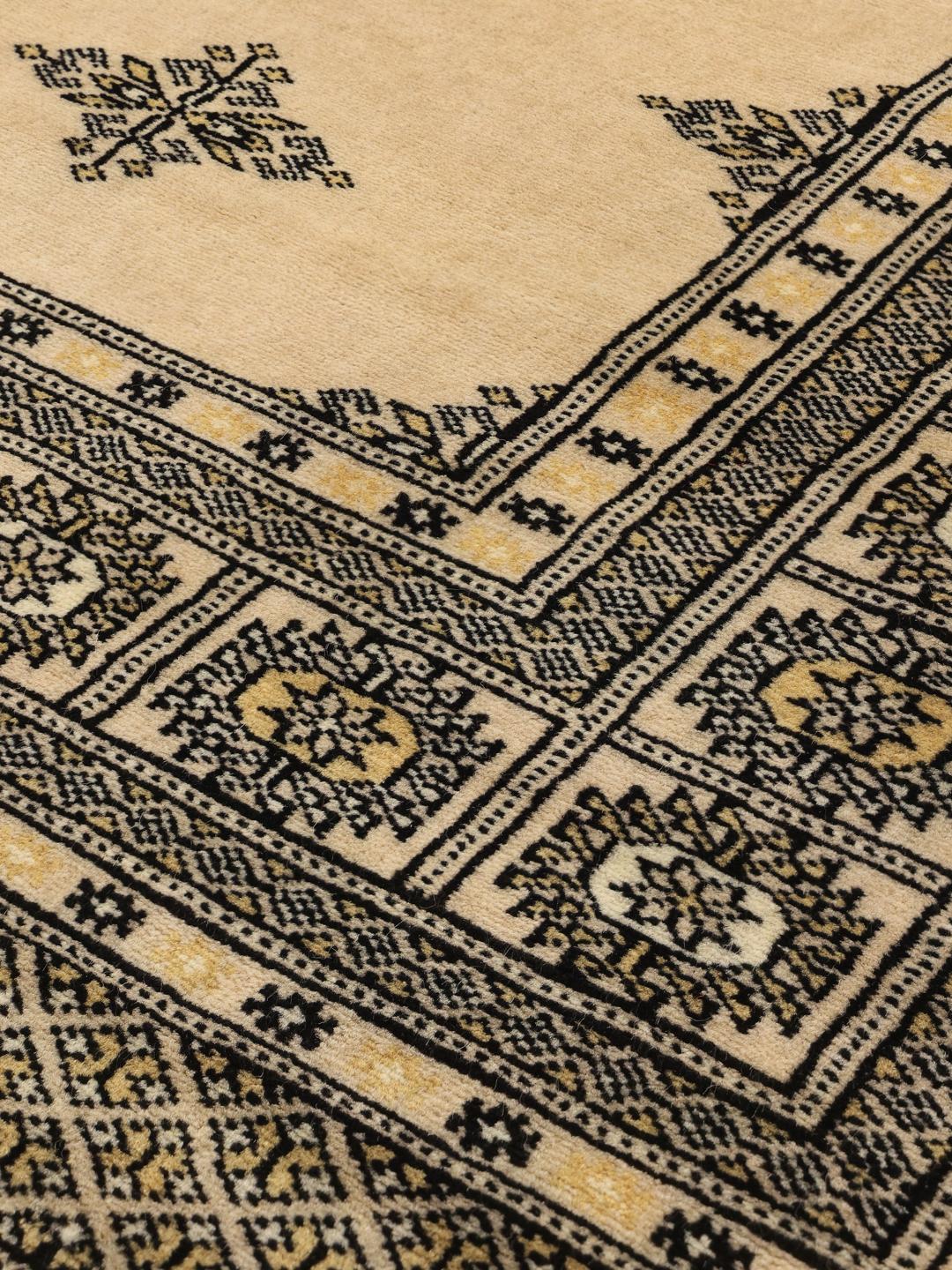 Een vierkant Pakistan Bokhara 2ply tapijt in beige met een traditioneel geometrisch patroon