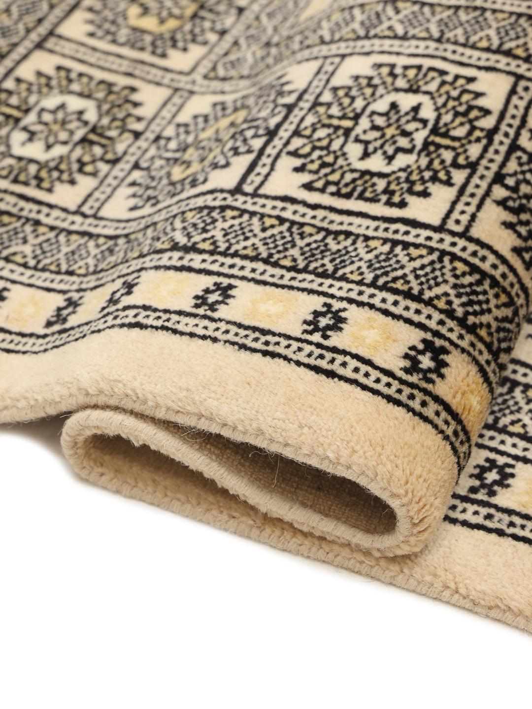 Een vierkant Pakistan Bokhara 2ply tapijt in beige met een traditioneel geometrisch patroon