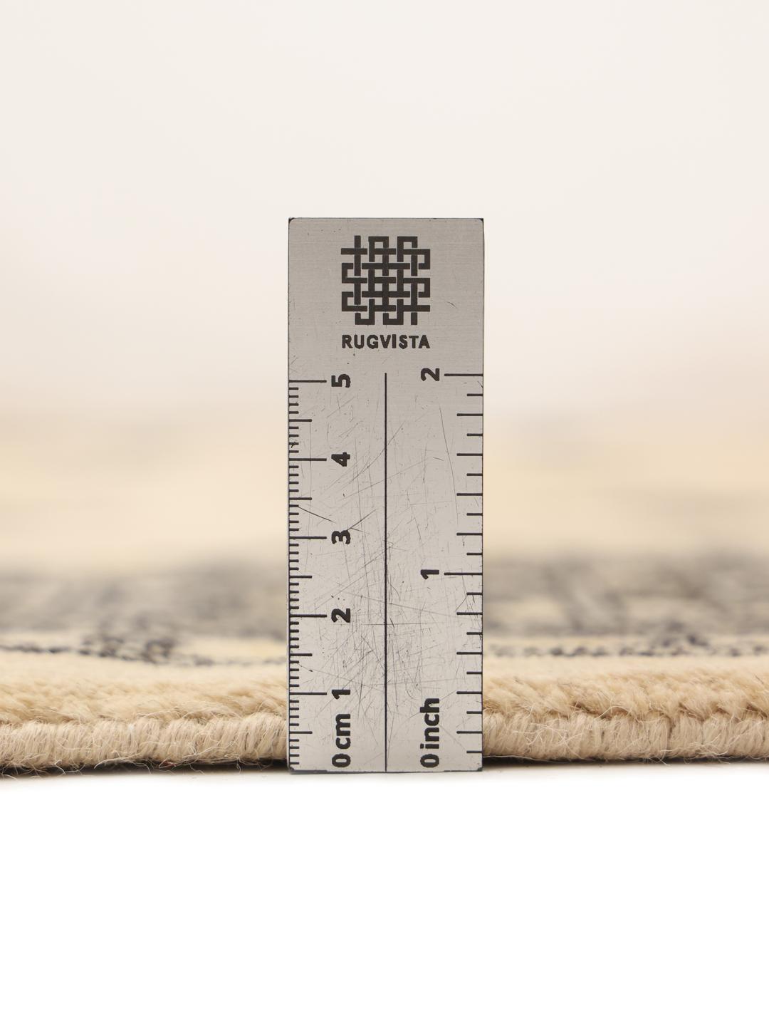Een vierkant Pakistan Bokhara 2ply tapijt in beige met een traditioneel geometrisch patroon