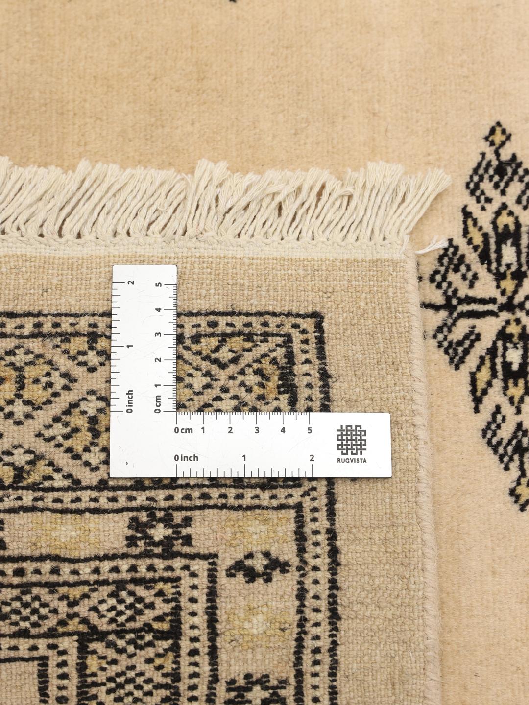 Een vierkant Pakistan Bokhara 2ply tapijt in beige met een traditioneel geometrisch patroon