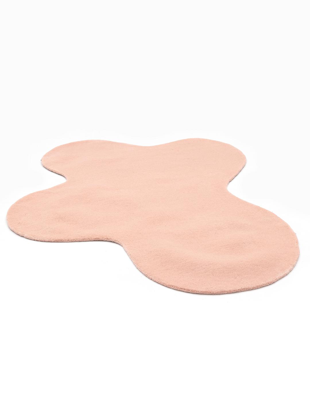 Onregelmatig roze tapijt met een zachte wollen pool