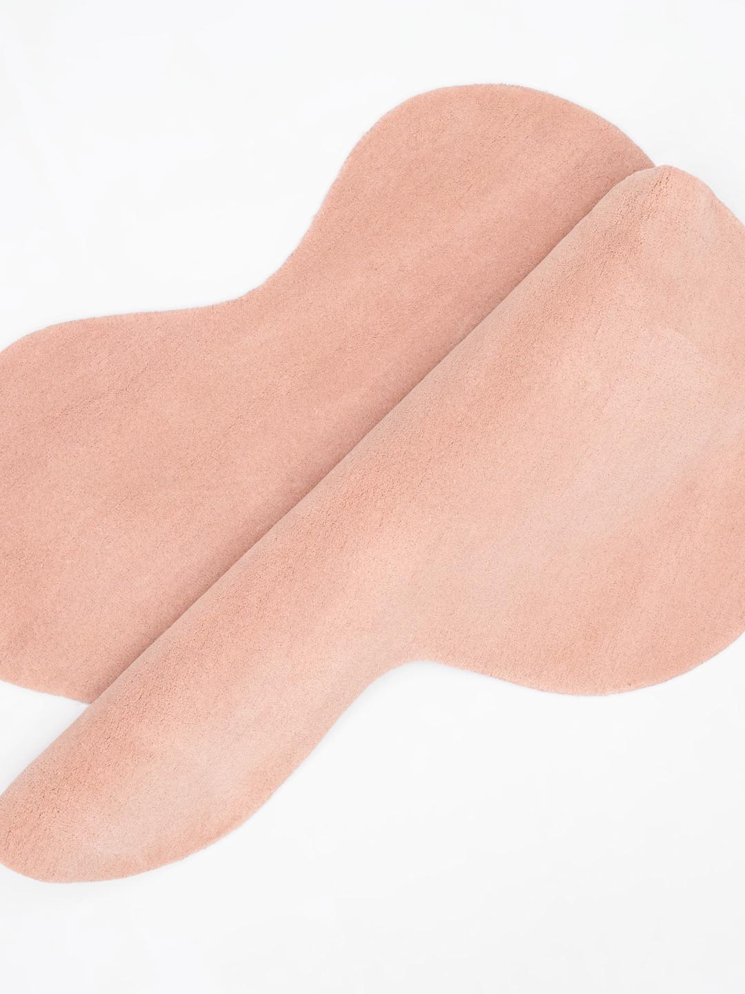 Onregelmatig roze tapijt met een zachte wollen pool