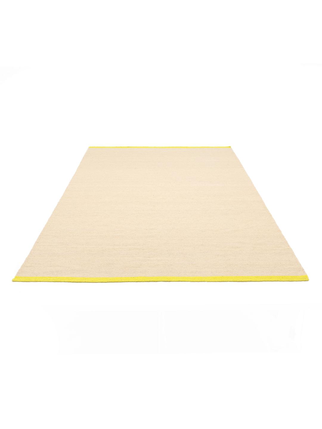 Beige en geel tapijt met een vlakke weeftextuur