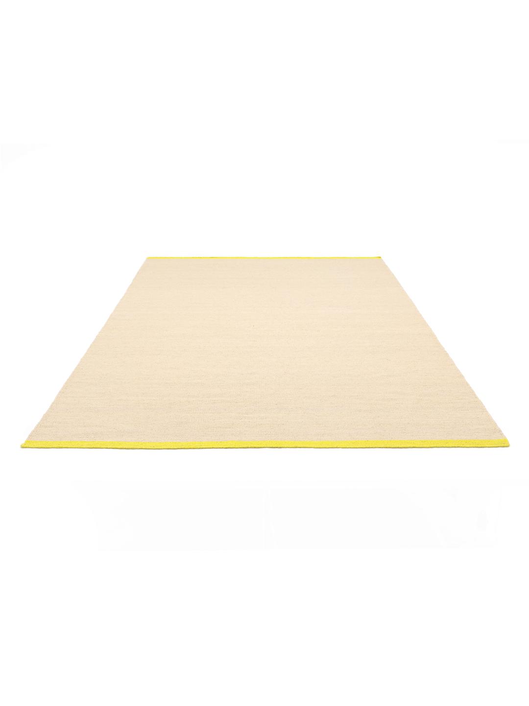 Beige og gult tæppe med en fladvævet tekstur