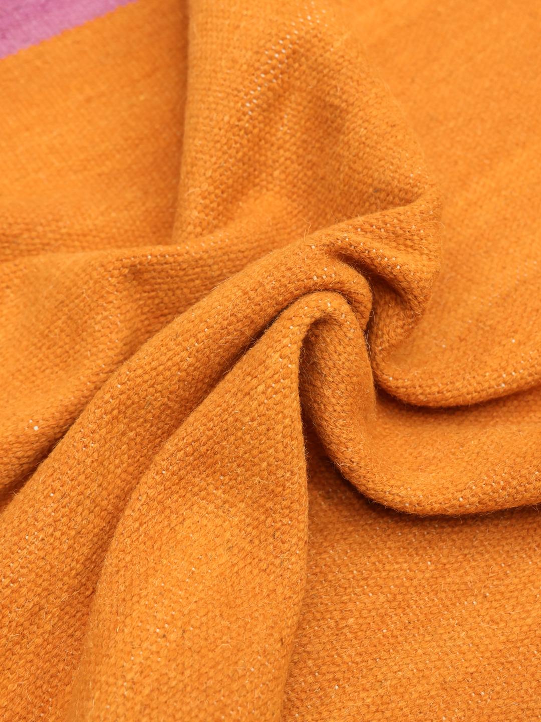 Un tapis rectangulaire en laine orange avec des bordures roses