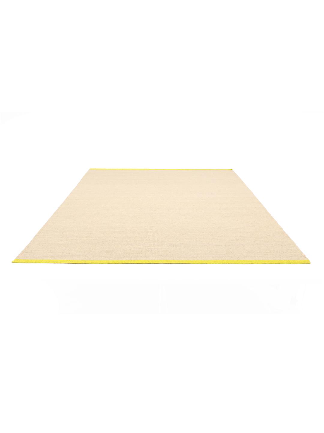 Vierkant beige tapijt met een gele rand
