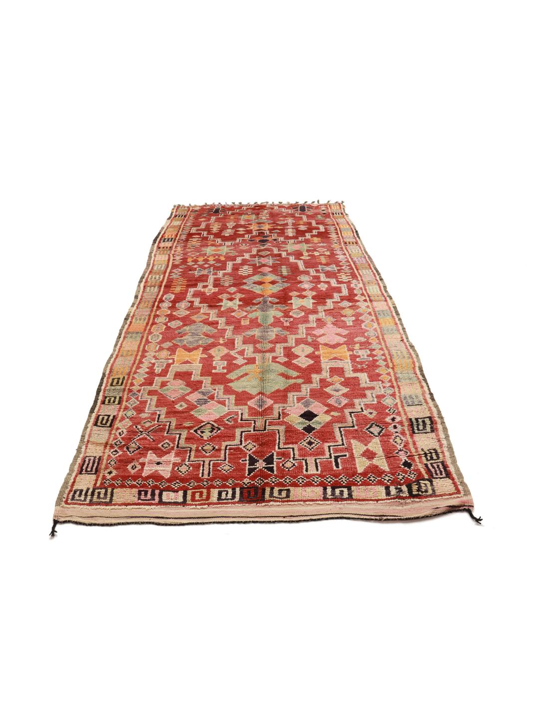 Tapis couloir Berbère Marocain vintage avec un champ rouge et des motifs géométriques