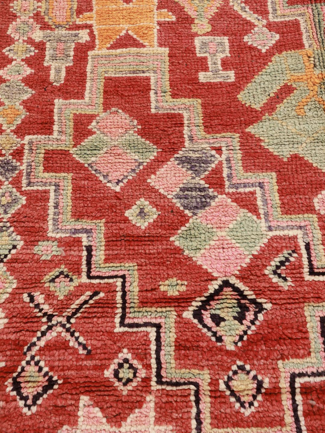 Tapis couloir Berbère Marocain vintage avec un champ rouge et des motifs géométriques