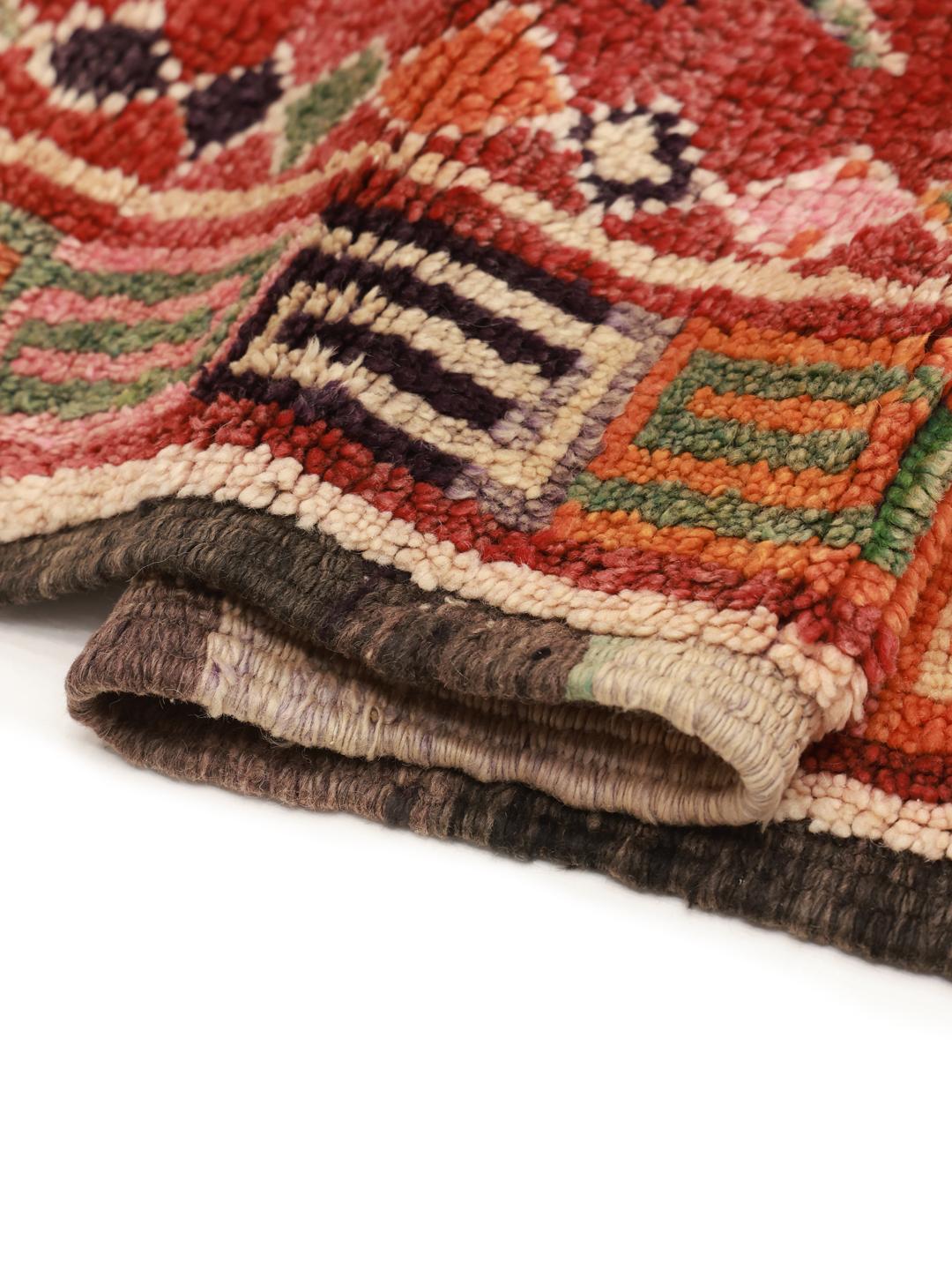 Tapis couloir Berbère Marocain vintage avec un champ rouge et des motifs géométriques
