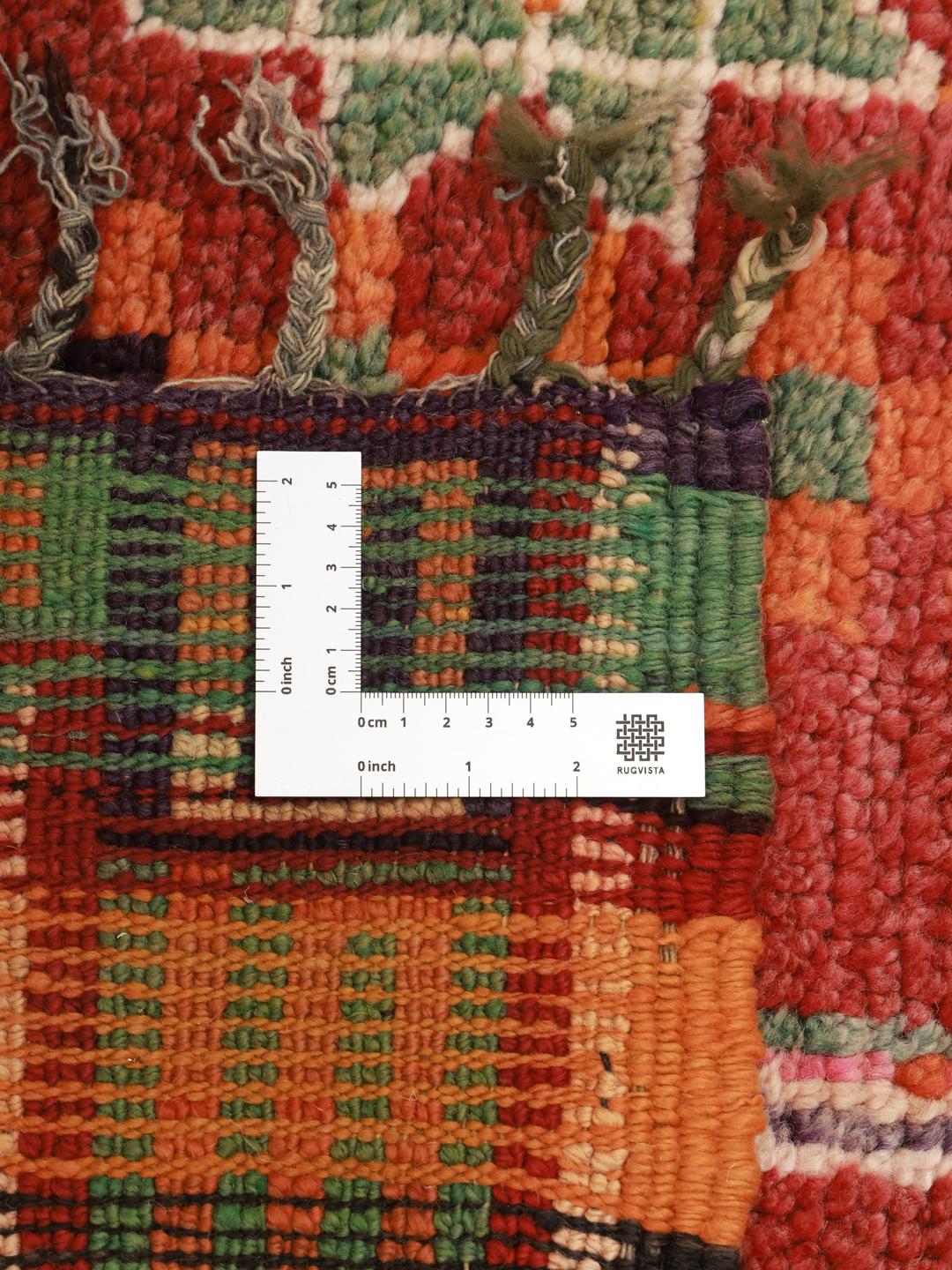 Tapis couloir Berbère Marocain vintage avec un champ rouge et des motifs géométriques