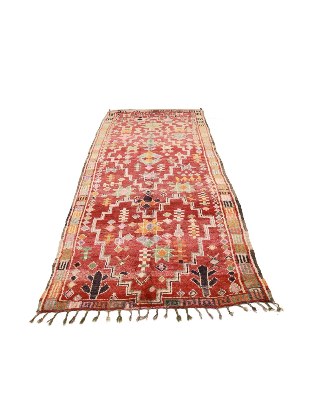 Tapis couloir Berbère Marocain vintage avec un champ rouge et des motifs géométriques