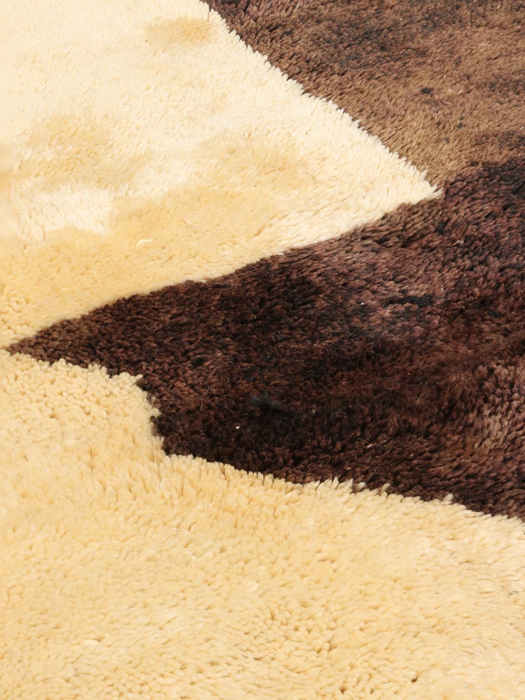 Handgeknoopt Marokkaans Berber Beni Ourain kleed met abstracte bruine en beige patronen