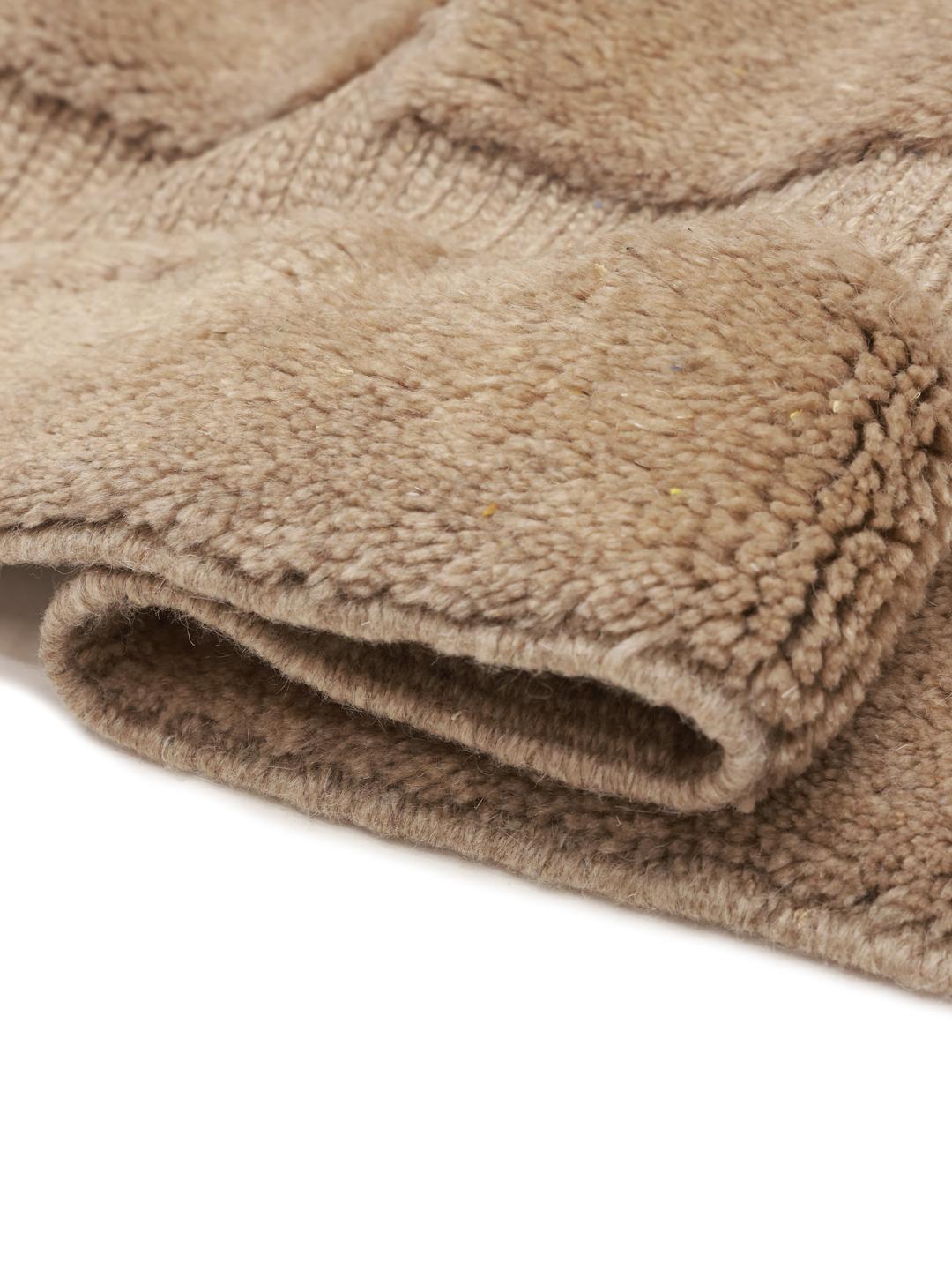 Un tapis berbère marocain noué à la main en beige avec un motif de grille géométrique.
