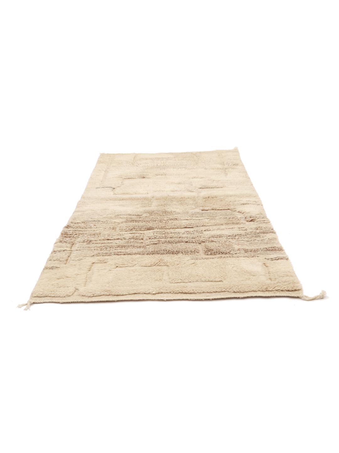 Handgeknoopt Marokkaans Beni Ourain-tapijt met een pluche beige wollen pool.