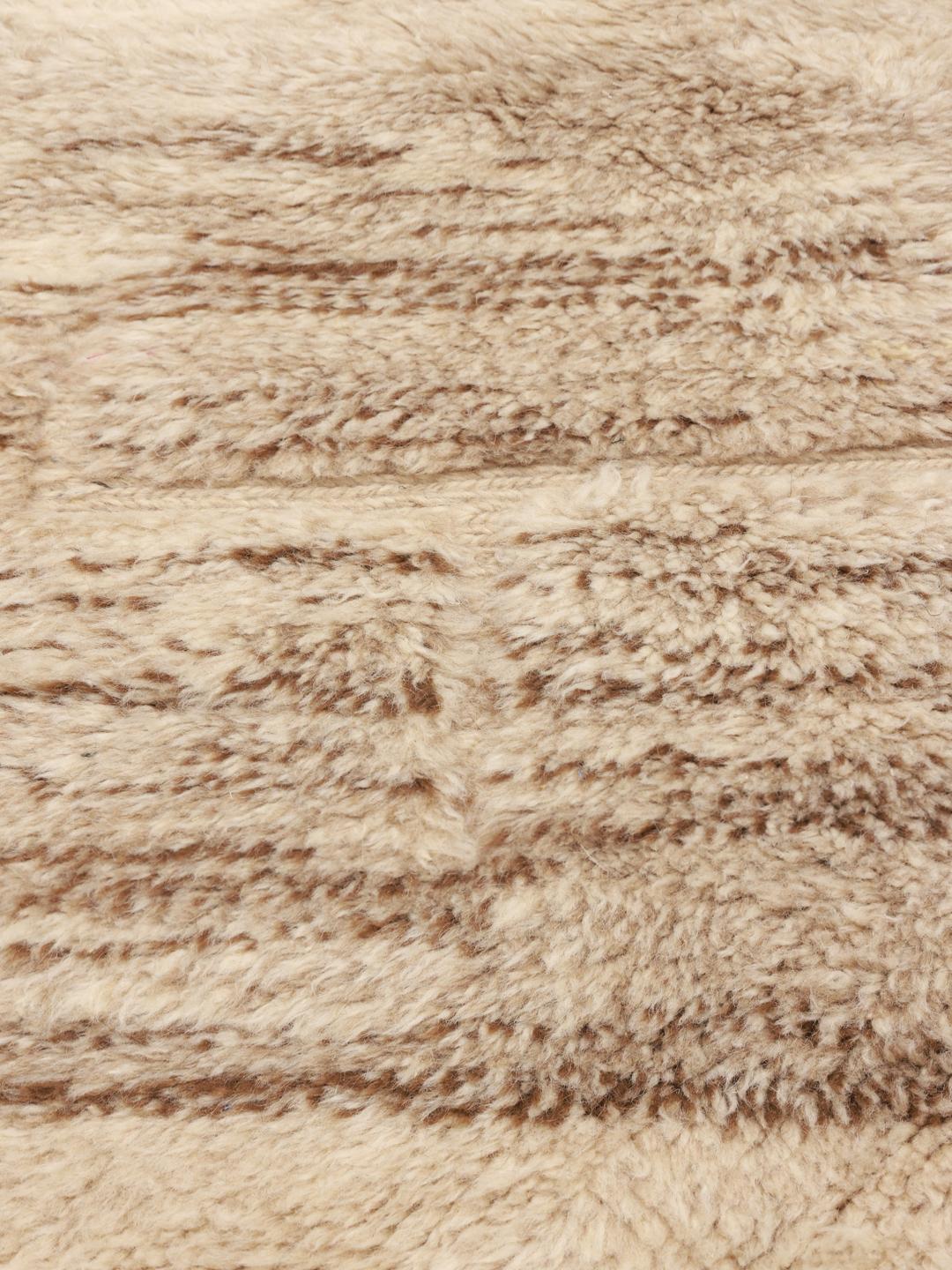 Handgeknoopt Marokkaans Beni Ourain-tapijt met een pluche beige wollen pool.