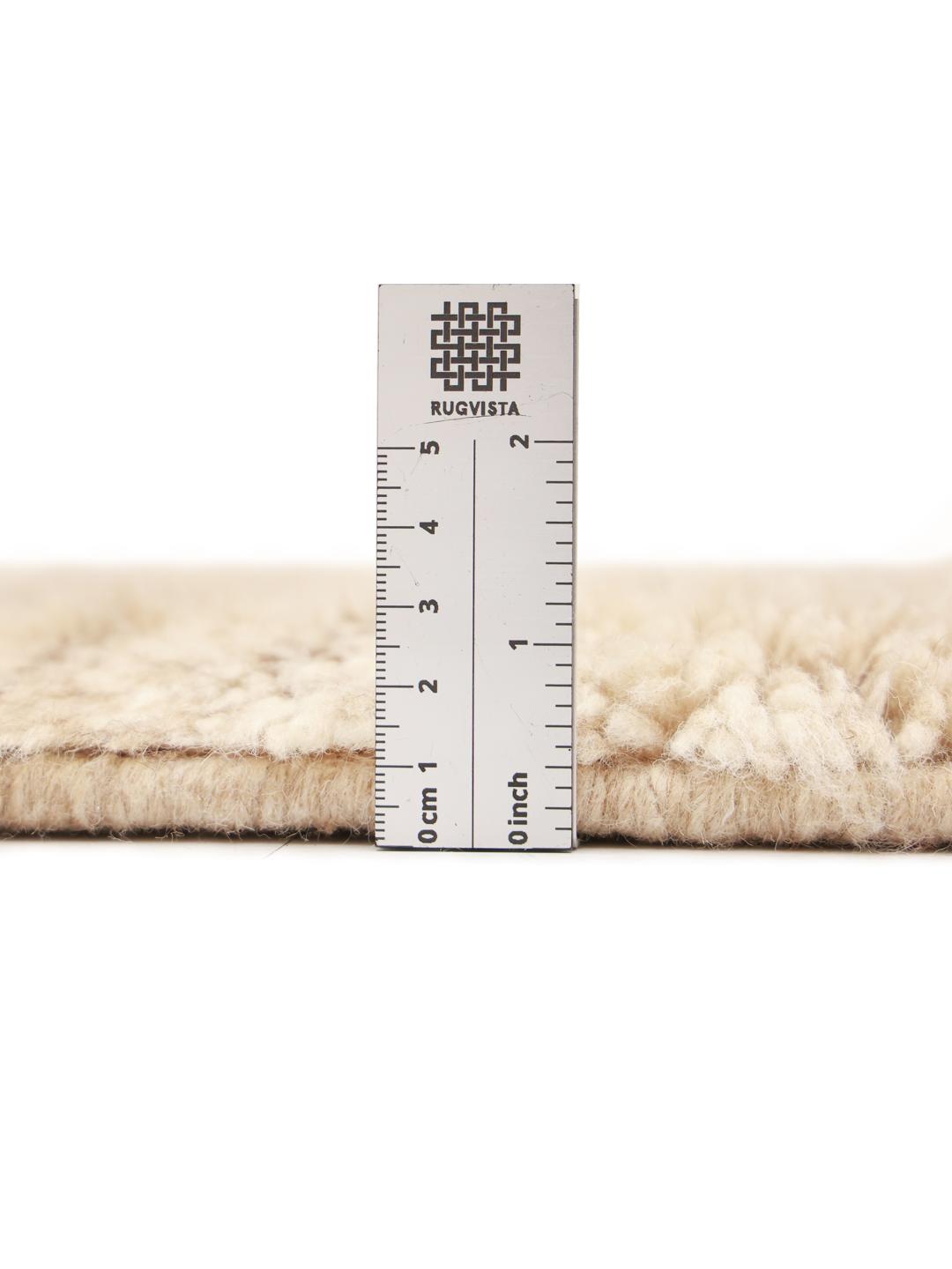Handgeknoopt Marokkaans Beni Ourain-tapijt met een pluche beige wollen pool.