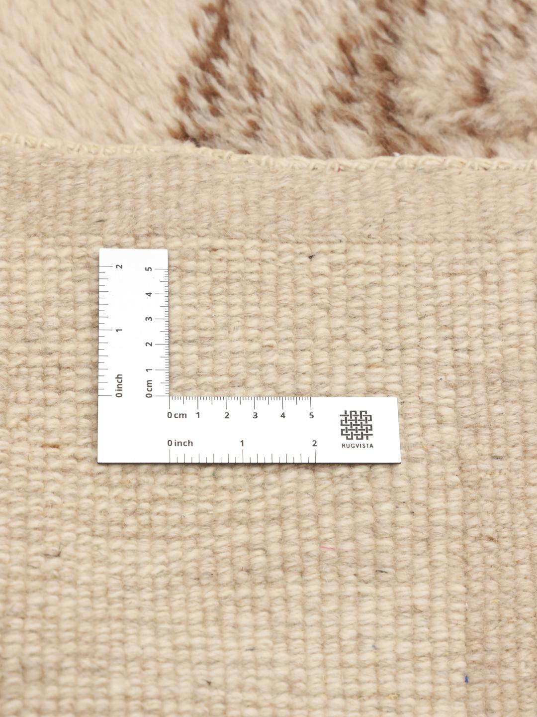 Handgeknoopt Marokkaans Beni Ourain-tapijt met een pluche beige wollen pool.