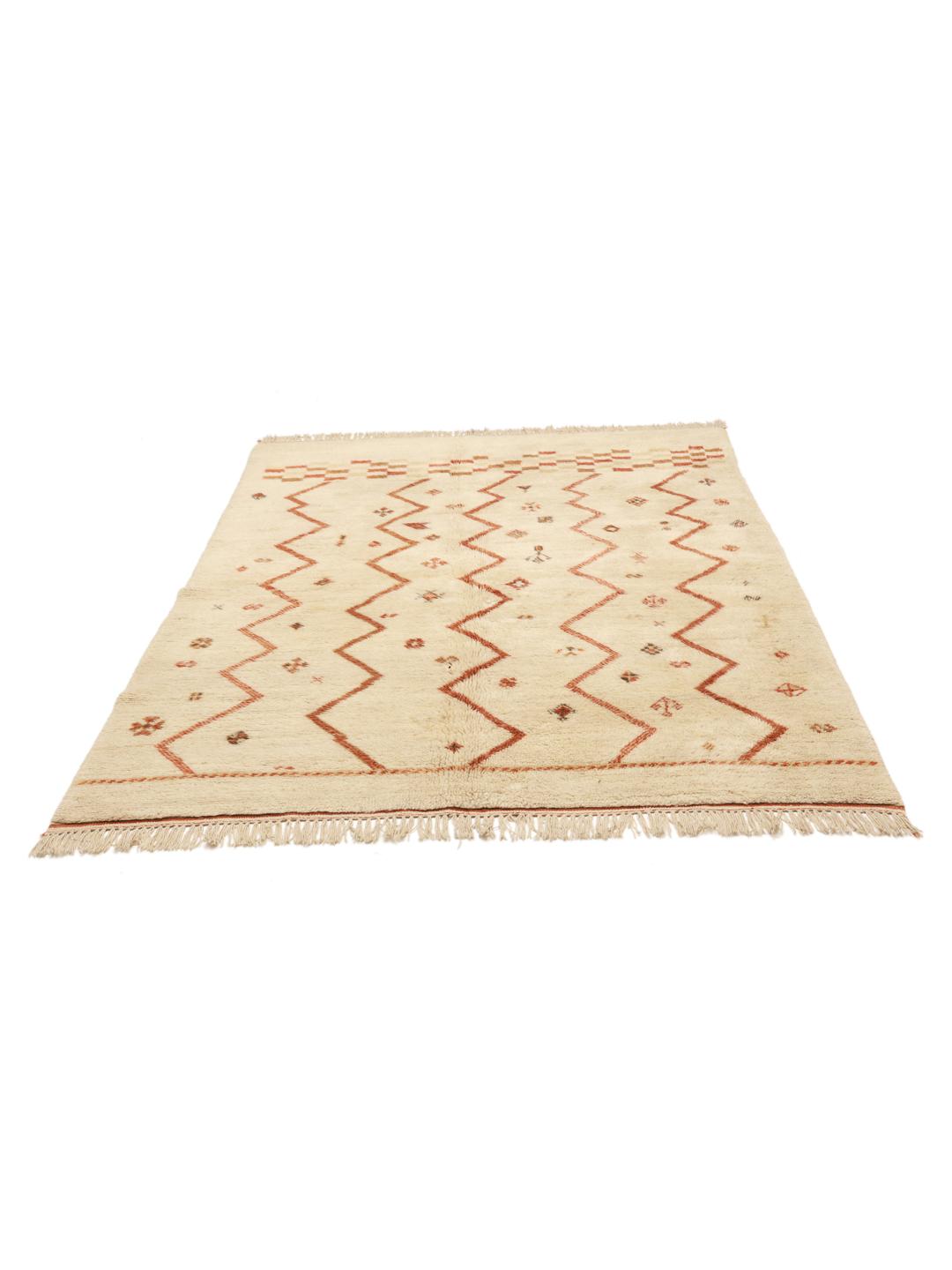 Håndknyttet beige marokkansk tæppe med zig-zag stammemotiver