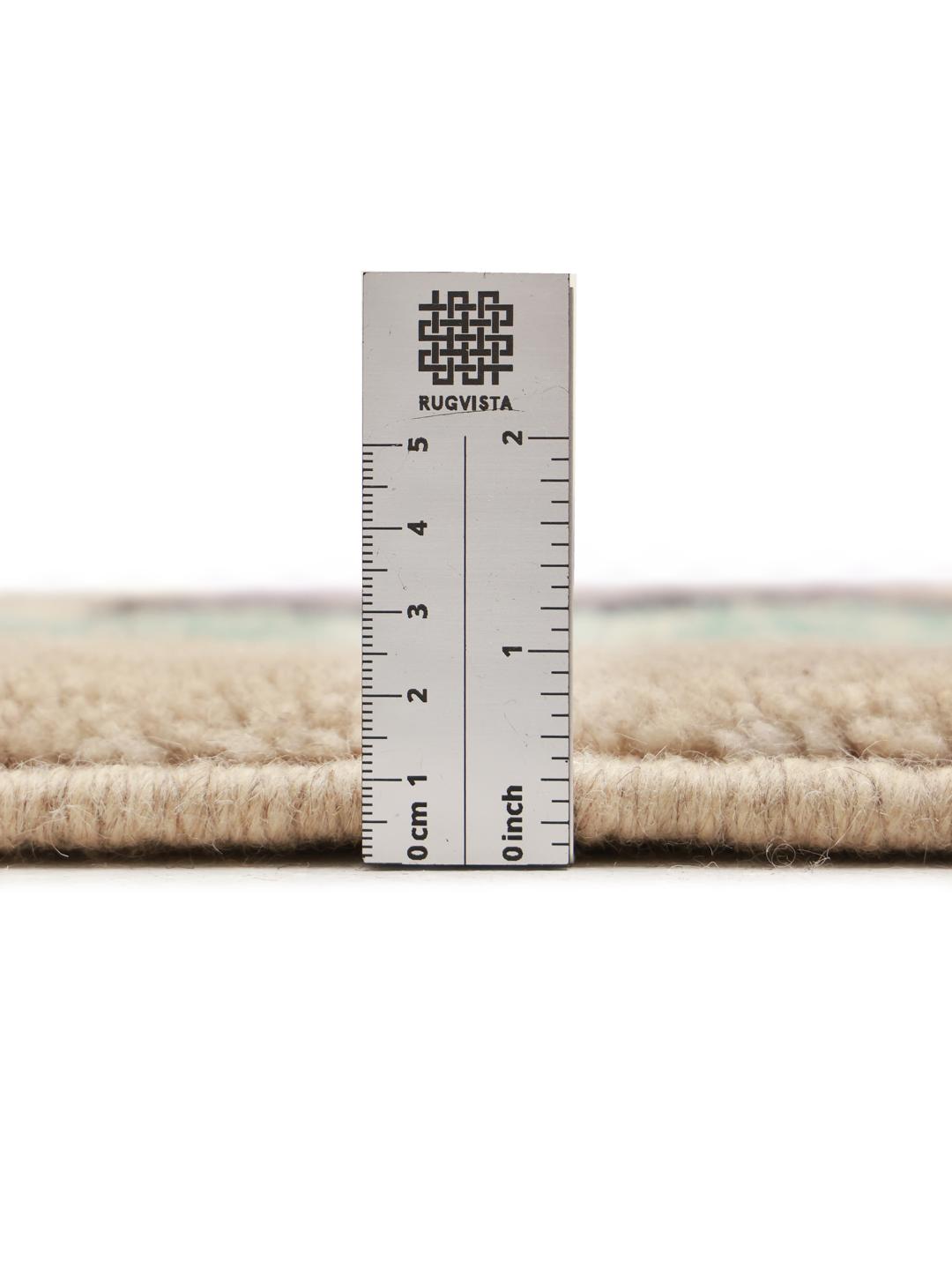 Håndknyttet marokkansk løber med abstrakte lilla, blå og sorte geometriske mønstre på en beige baggrund.