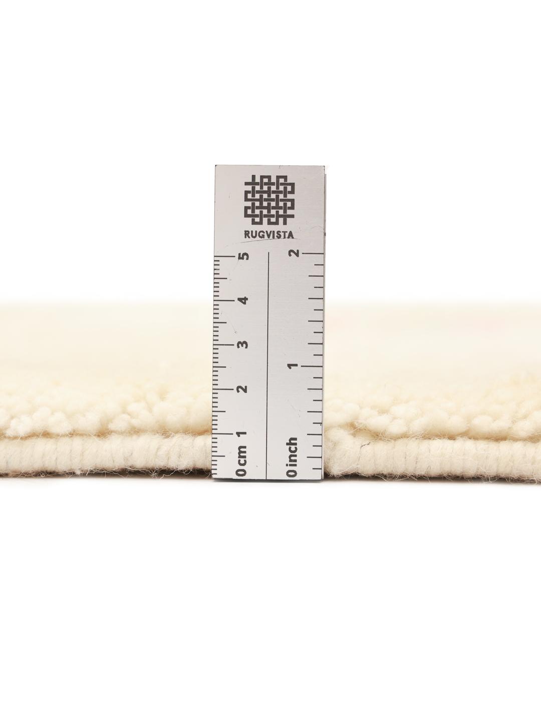 Handgeknoopt Marokkaans Beni Ourain-tapijt met tribale symbolen op een beige wollen achtergrond.