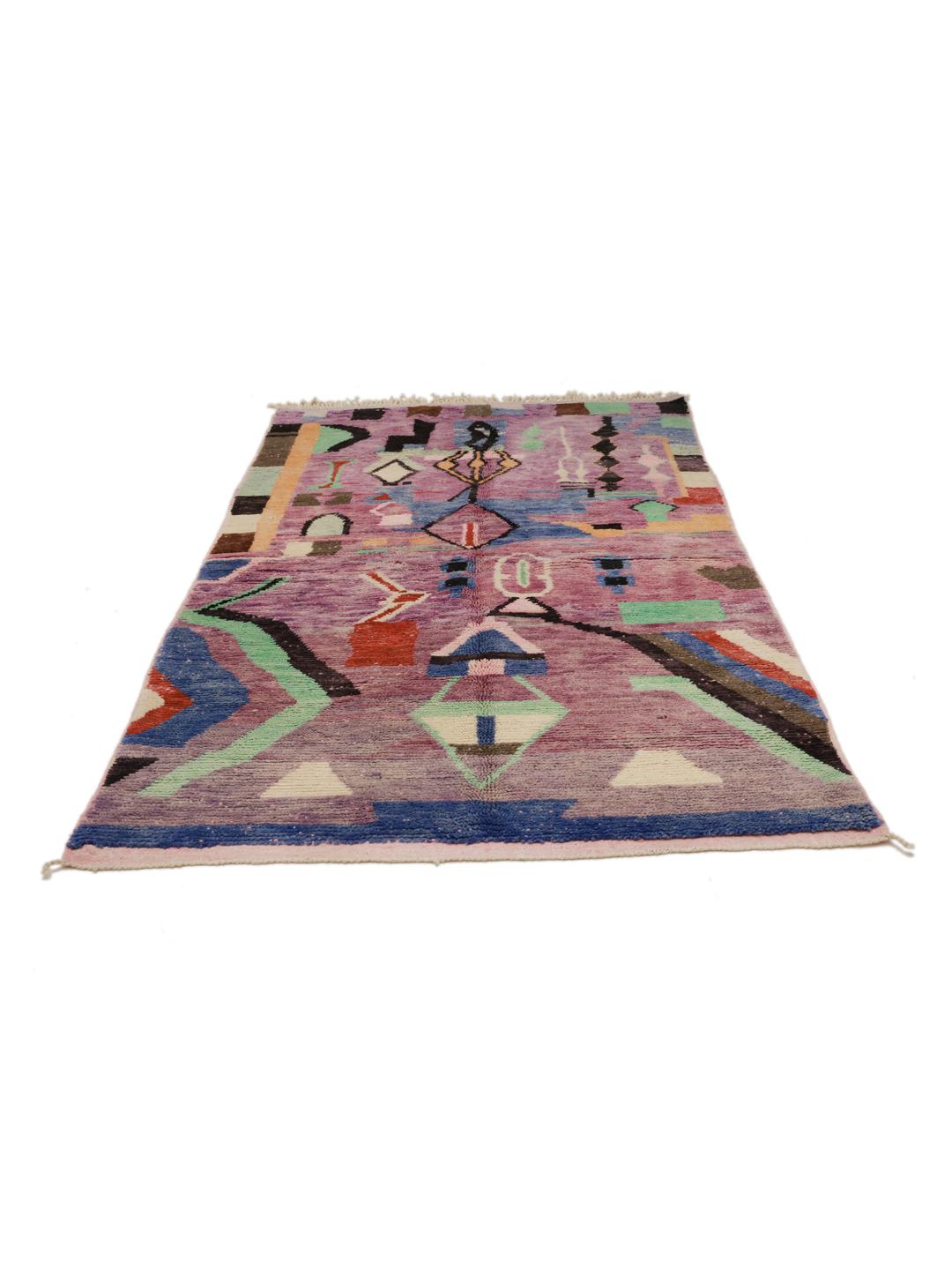 Een levendig paars Marokkaans tapijt met artistieke geometrische motieven en een hoogpolige wollen textuur.