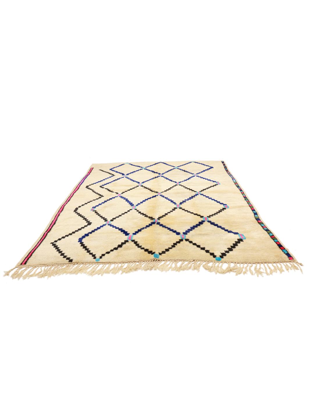 Een met de hand geknoopt Berber Marokkaans tapijt met een geometrisch ruitpatroon in blauw en zwart op een beige wollen achtergrond.