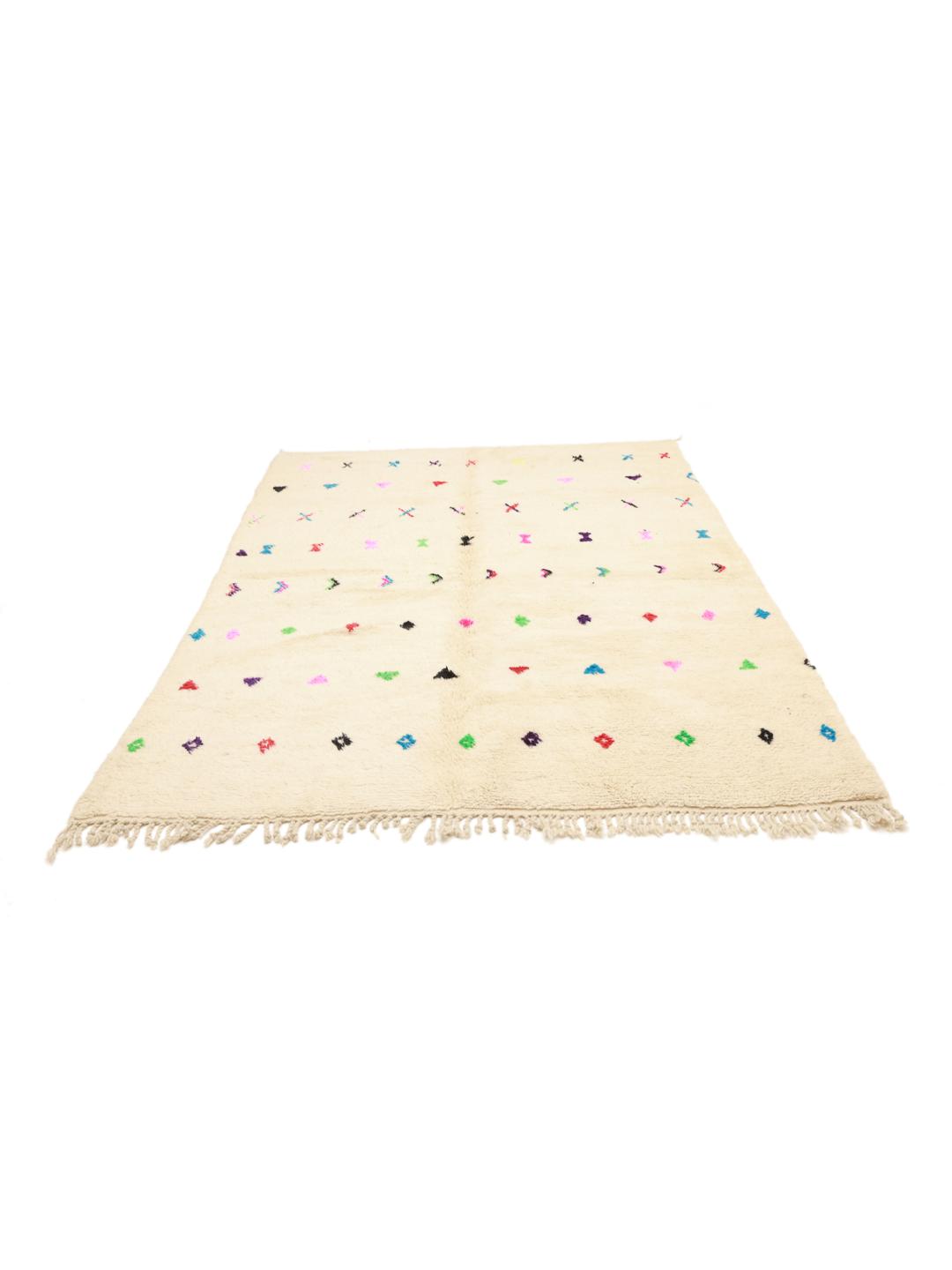 Een handgeknoopt Berber Marokkaans tapijt uit de Midden-Atlas met een beige pool en kleurrijke geometrische patronen.