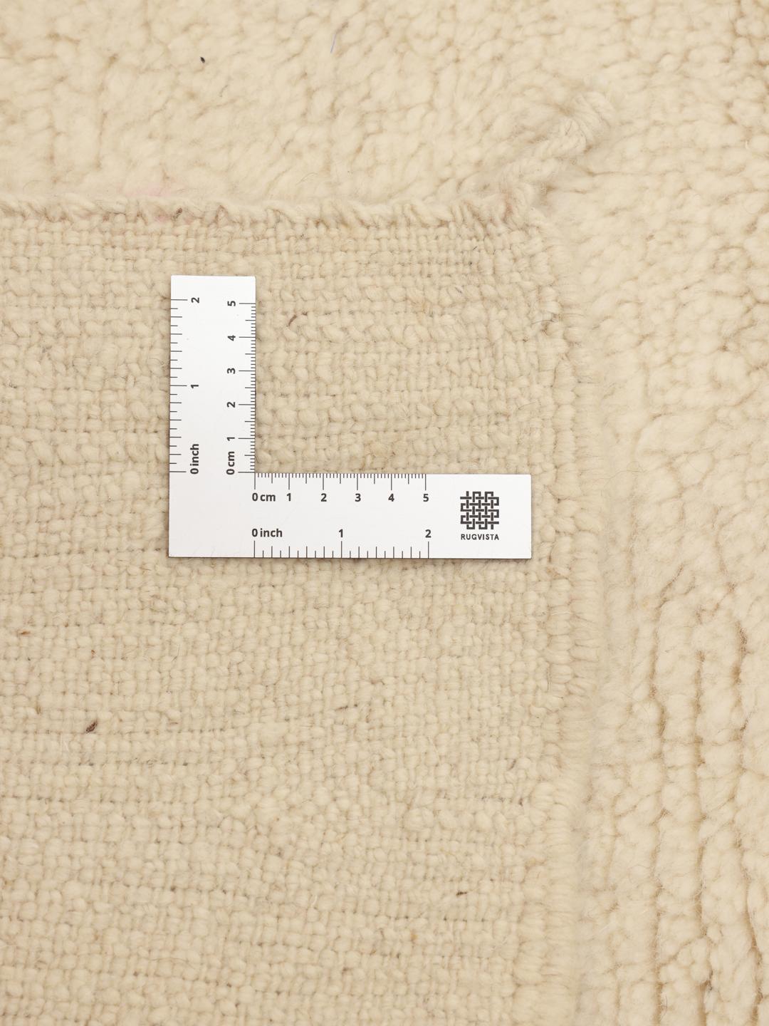 Een handgeknoopt Berber Marokkaans tapijt uit de Midden-Atlas met een beige pool en kleurrijke geometrische patronen.