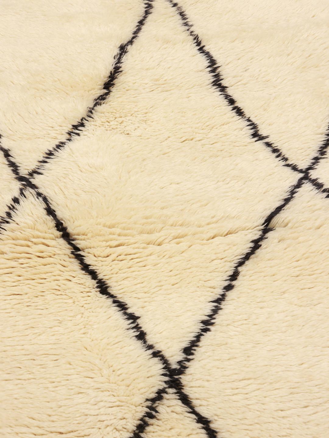 Handgeknoopte Berber Marokkaanse Beni Ourain loper met een ruitpatroon in beige en zwart.