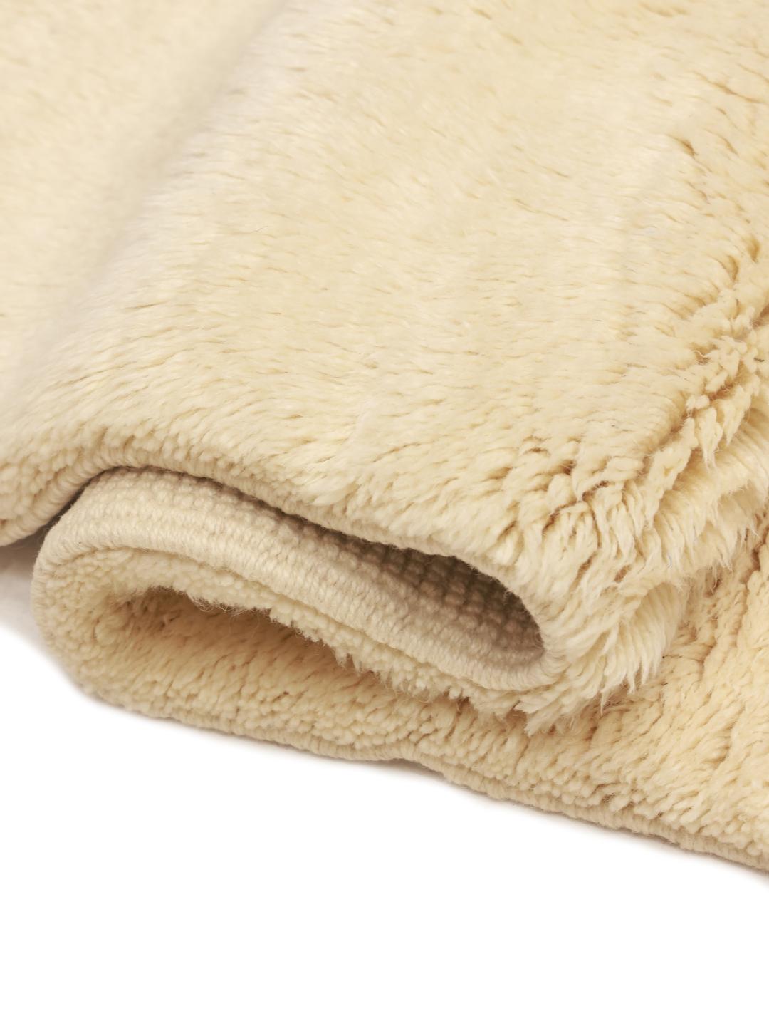 Handgeknoopte Berber Marokkaanse Beni Ourain loper met een ruitpatroon in beige en zwart.