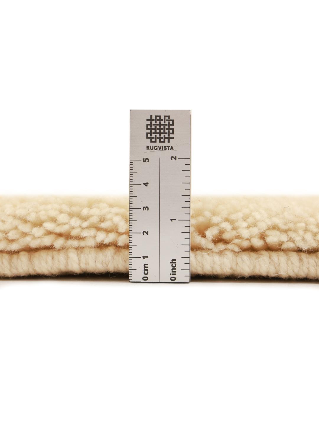 Handgeknoopte Berber Marokkaanse Beni Ourain loper met een ruitpatroon in beige en zwart.
