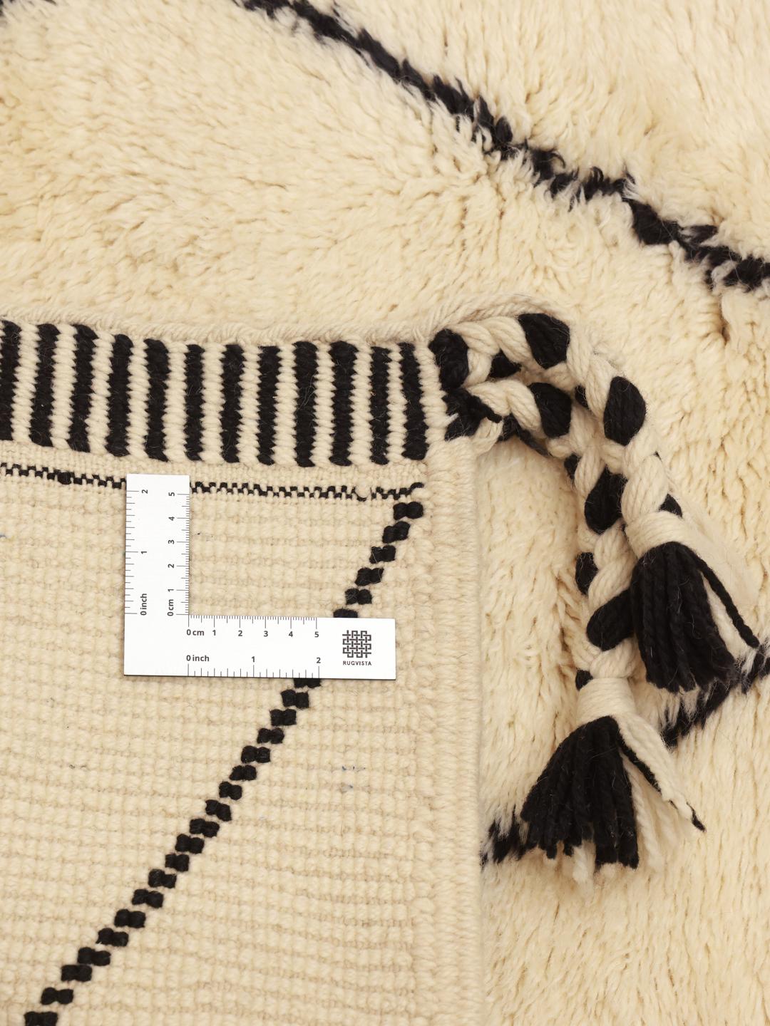 Handgeknoopte Berber Marokkaanse Beni Ourain loper met een ruitpatroon in beige en zwart.