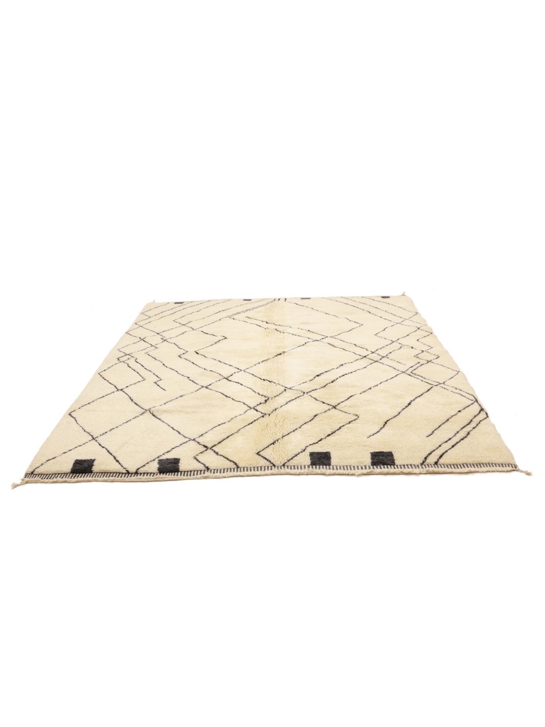 Handgeknoopt Marokkaans Beni Ourain-vloerkleed met een geometrisch patroon in beige en zwart.