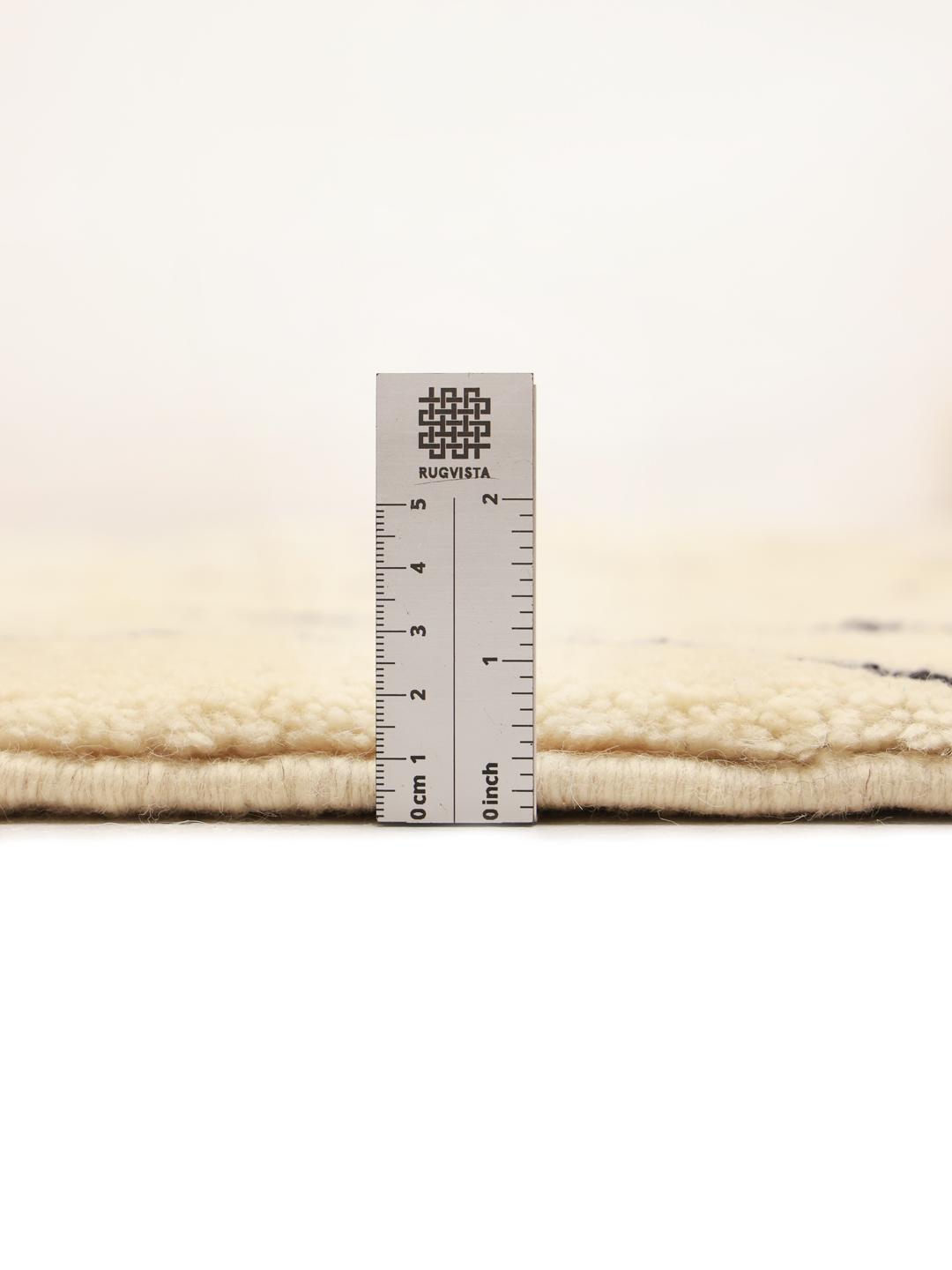 Handgeknoopt Marokkaans Beni Ourain-vloerkleed met een geometrisch patroon in beige en zwart.