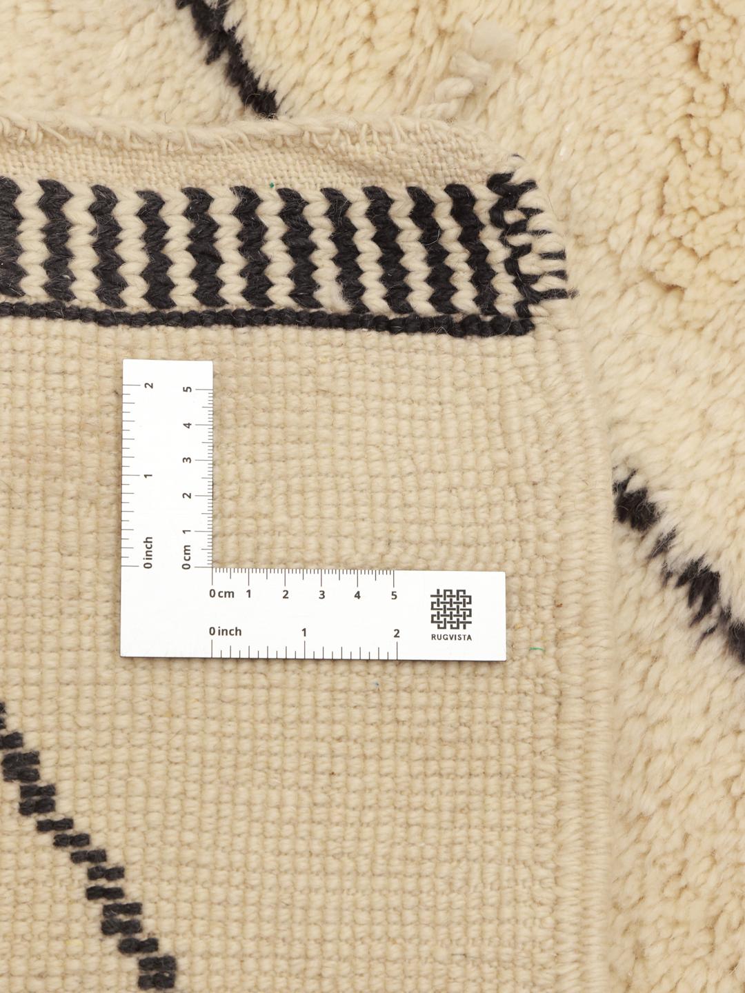 Handgeknoopt Marokkaans Beni Ourain-vloerkleed met een geometrisch patroon in beige en zwart.
